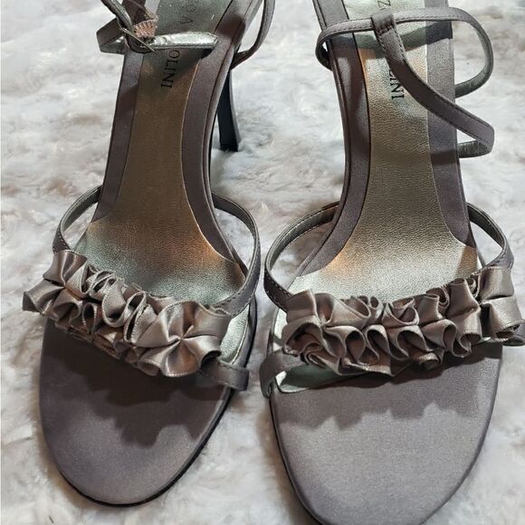 Enzo Angiolini size 7.5 Eanixie Silver Grey Ruffle Strap Pumps - Picture 8 of 9